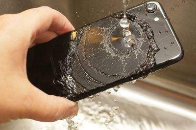 iPhone11 PRO防水性能大挑戰 4米海水沒壓力！