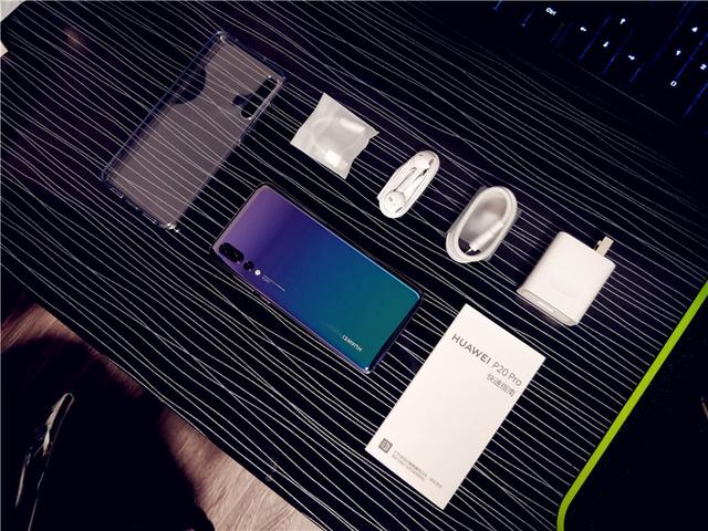 5800元買華為P20 Pro極光色,含著眼淚上手開箱領會!