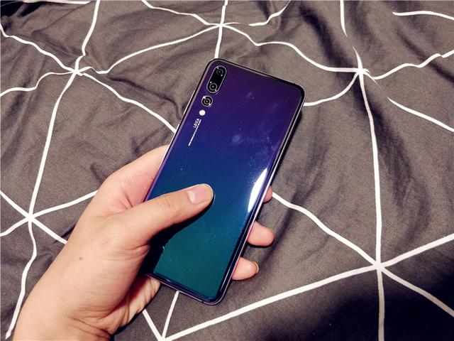 5800元買華為P20 Pro極光色,含著眼淚上手開箱領會!