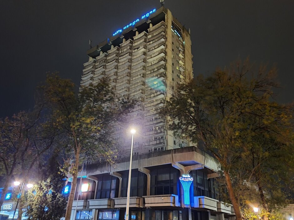 Galaxy Note 10+ - Night Mode Camera Comparison: Pixel 4 XL Night Sight vs iPhone 11 Pro Max vs Galaxy Note 10+