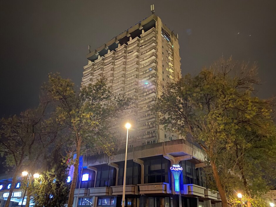 iPhone 11 Pro Max - Night Mode Camera Comparison: Pixel 4 XL Night Sight vs iPhone 11 Pro Max vs Galaxy Note 10+