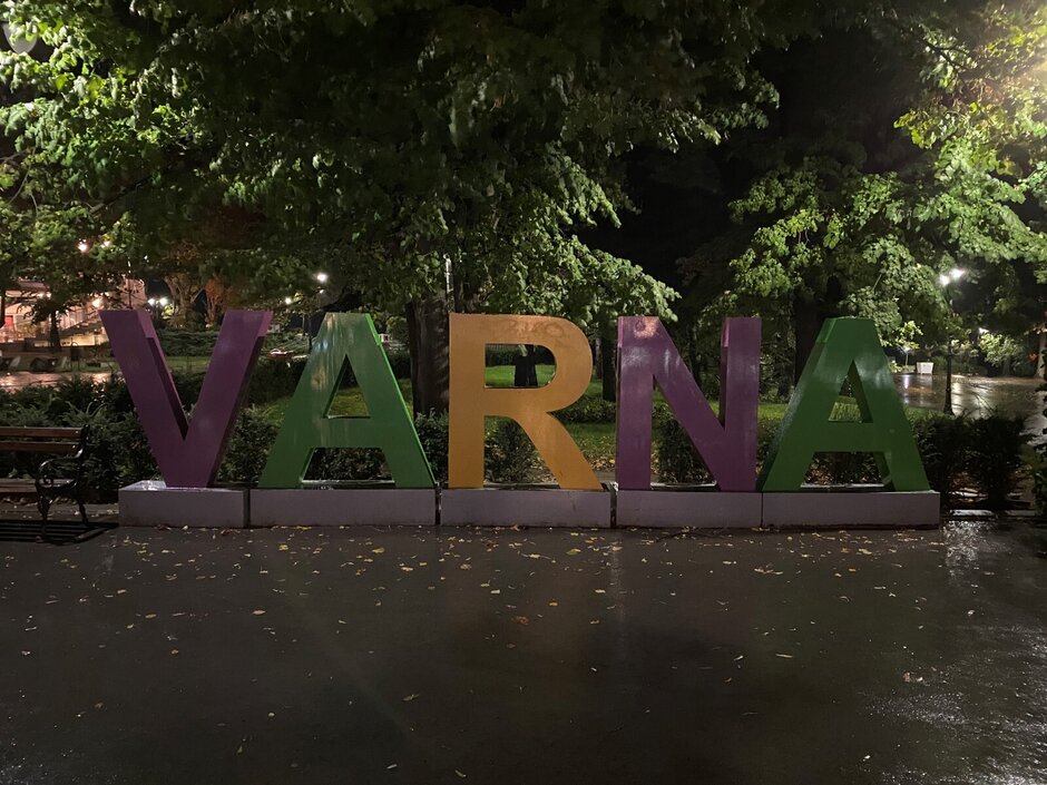 iPhone 11 Pro Max - Night Mode Camera Comparison: Pixel 4 XL Night Sight vs iPhone 11 Pro Max vs Galaxy Note 10+