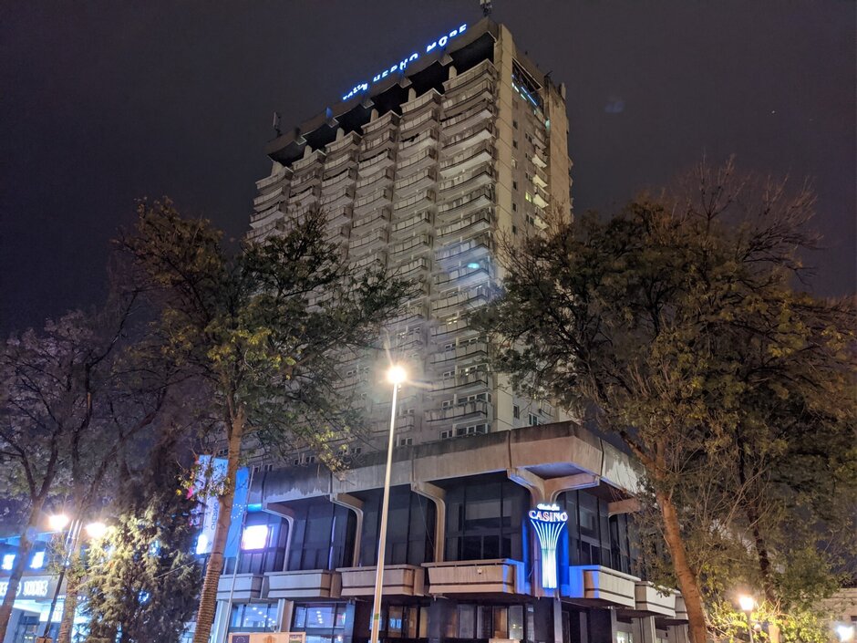 Pixel 4 XL - Night Mode Camera Comparison: Pixel 4 XL Night Sight vs iPhone 11 Pro Max vs Galaxy Note 10+