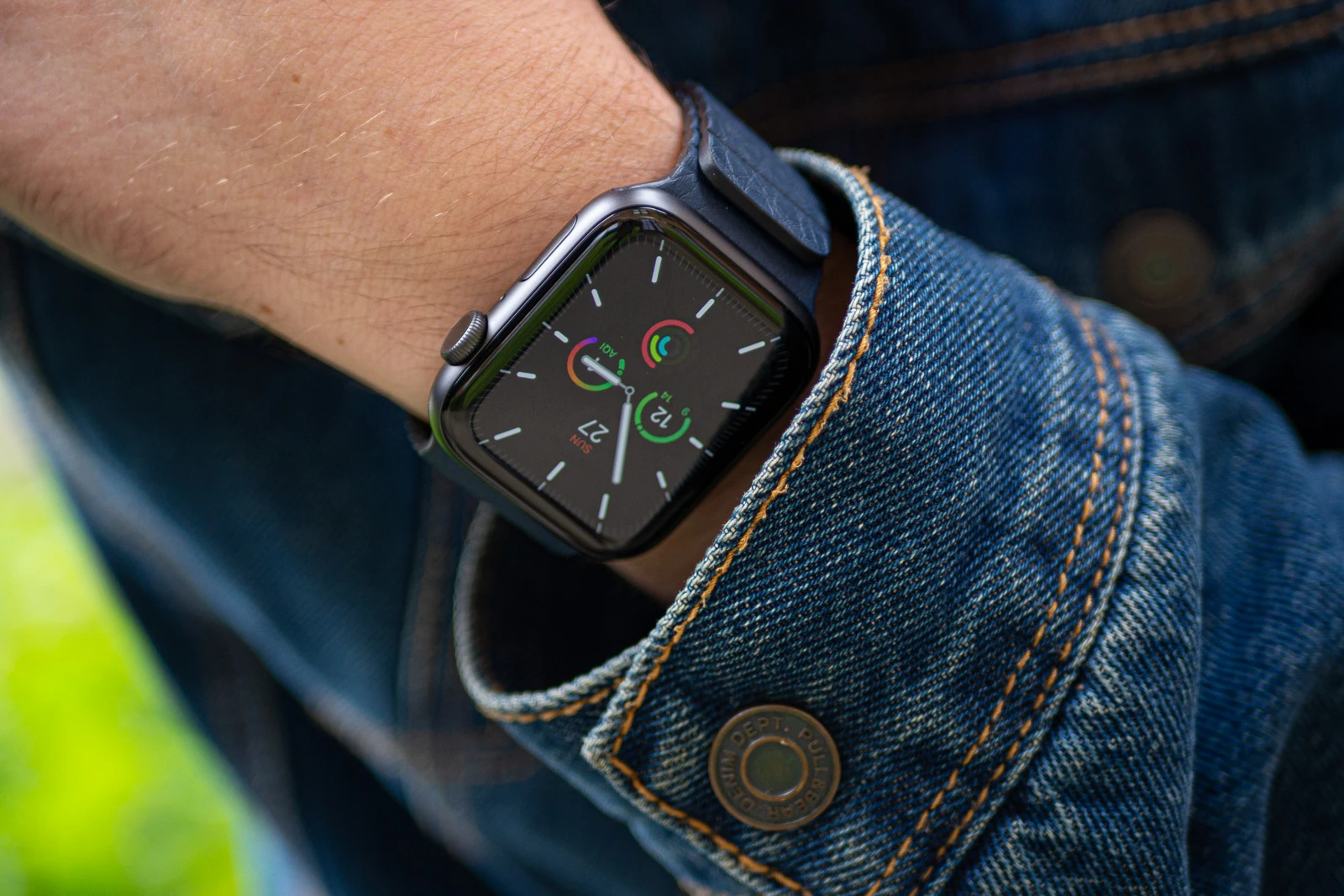 蘋果悄然推出Apple Watch的三種新顏色，分別是單圈和運動表帶